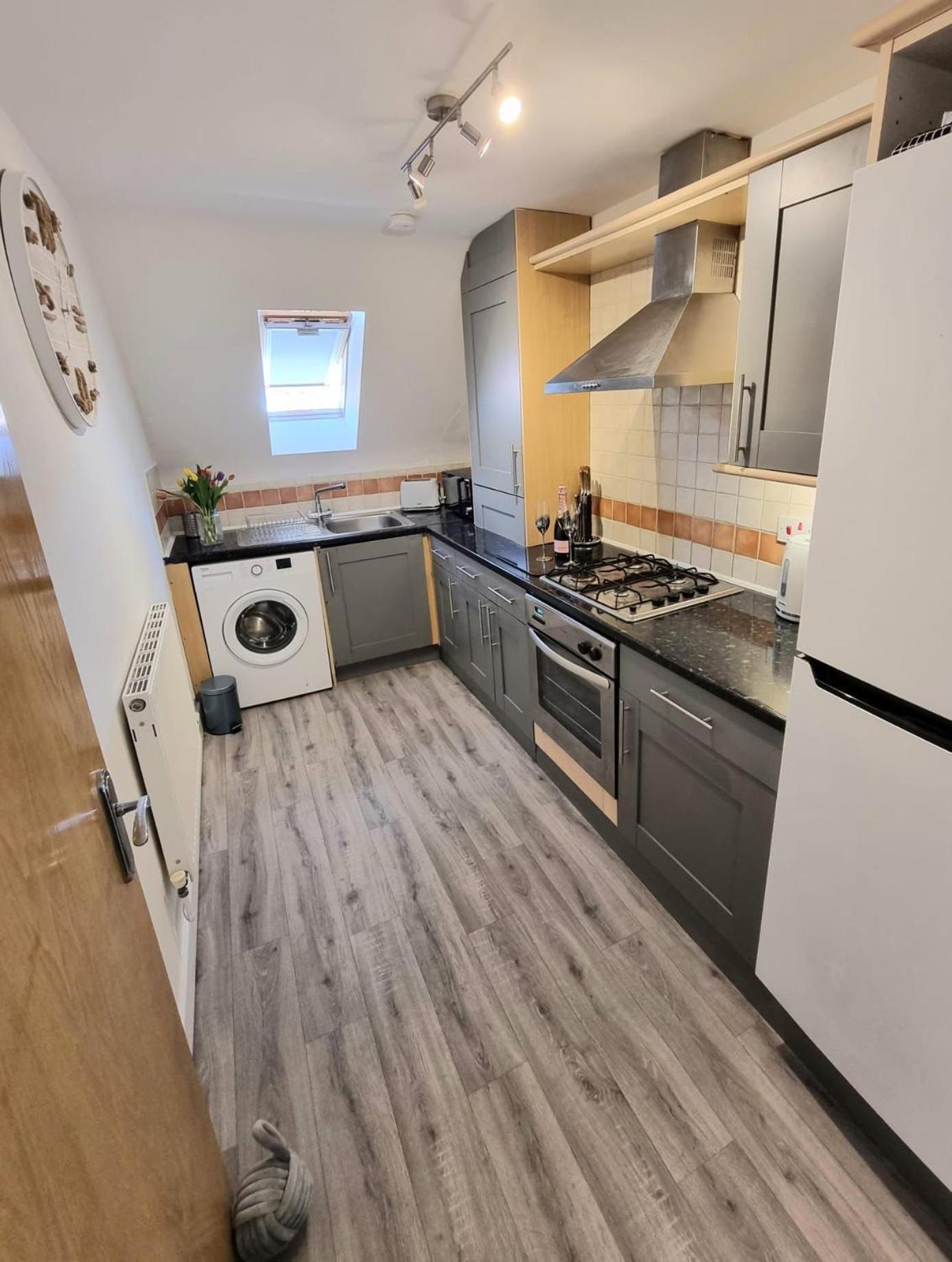 Centrally Located Boscombe Beach Apart With Parking Bournemouth Bagian luar foto